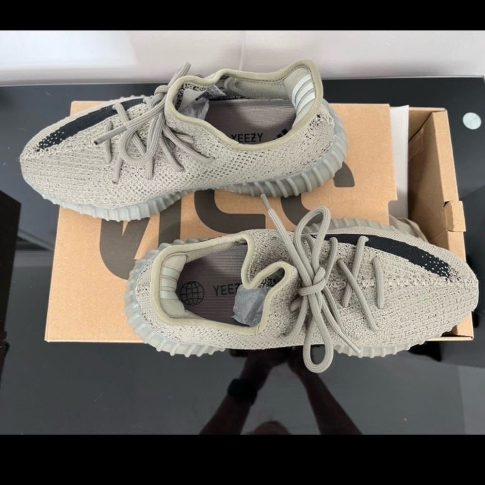 Authentic adidas Yeezy Boost 350 V2 Granite - 7.5 - Picture 4 of 8